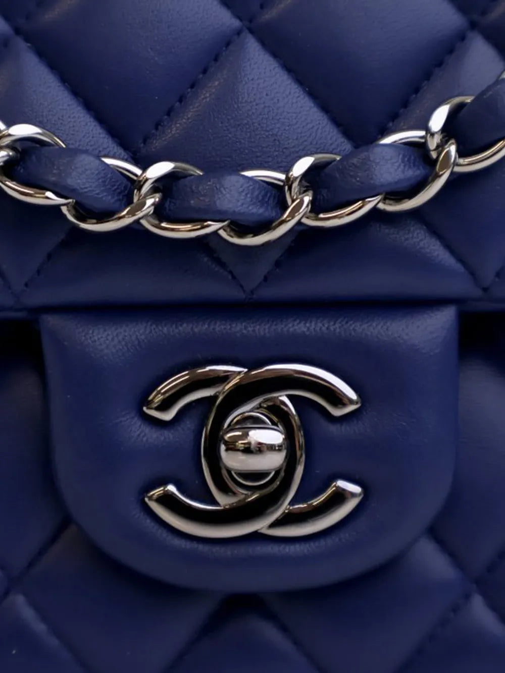 Chanel Pre Owned 2016 2017 Medium Classic Lambskin Double Flap Shoulder Bag